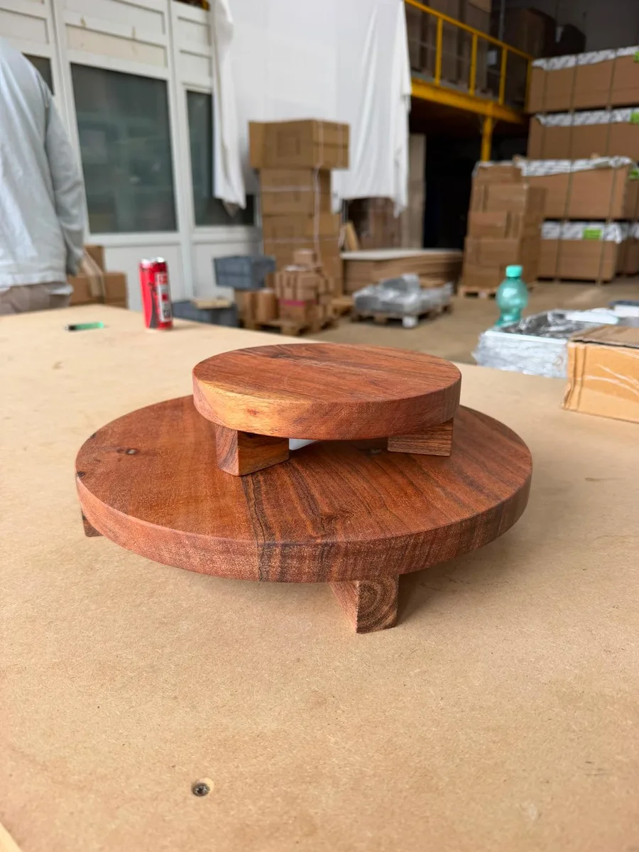 Handyfoto einer Holz-Etagere auf einem Werktisch in einer Lagerhalle