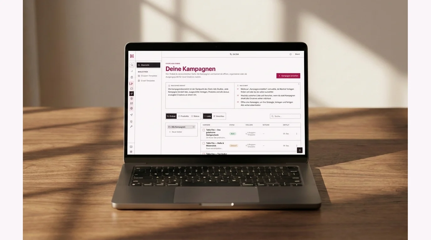 Laptop auf einem Holztisch, auf dem Bildschirm das Static Ads Studio von MANTRAL